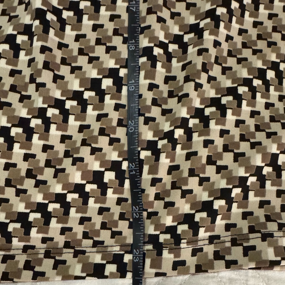 Elegant Black and Tan Patterned Skirt - Picture 2 of 4